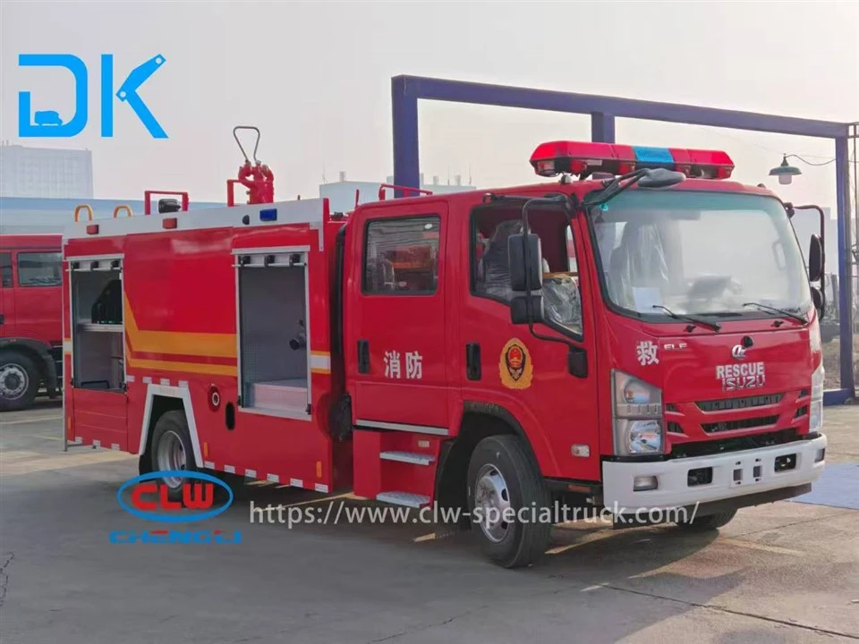 Truk Pemadam Kebakaran Tanker Air Isuzu 700P 3,55 Ton